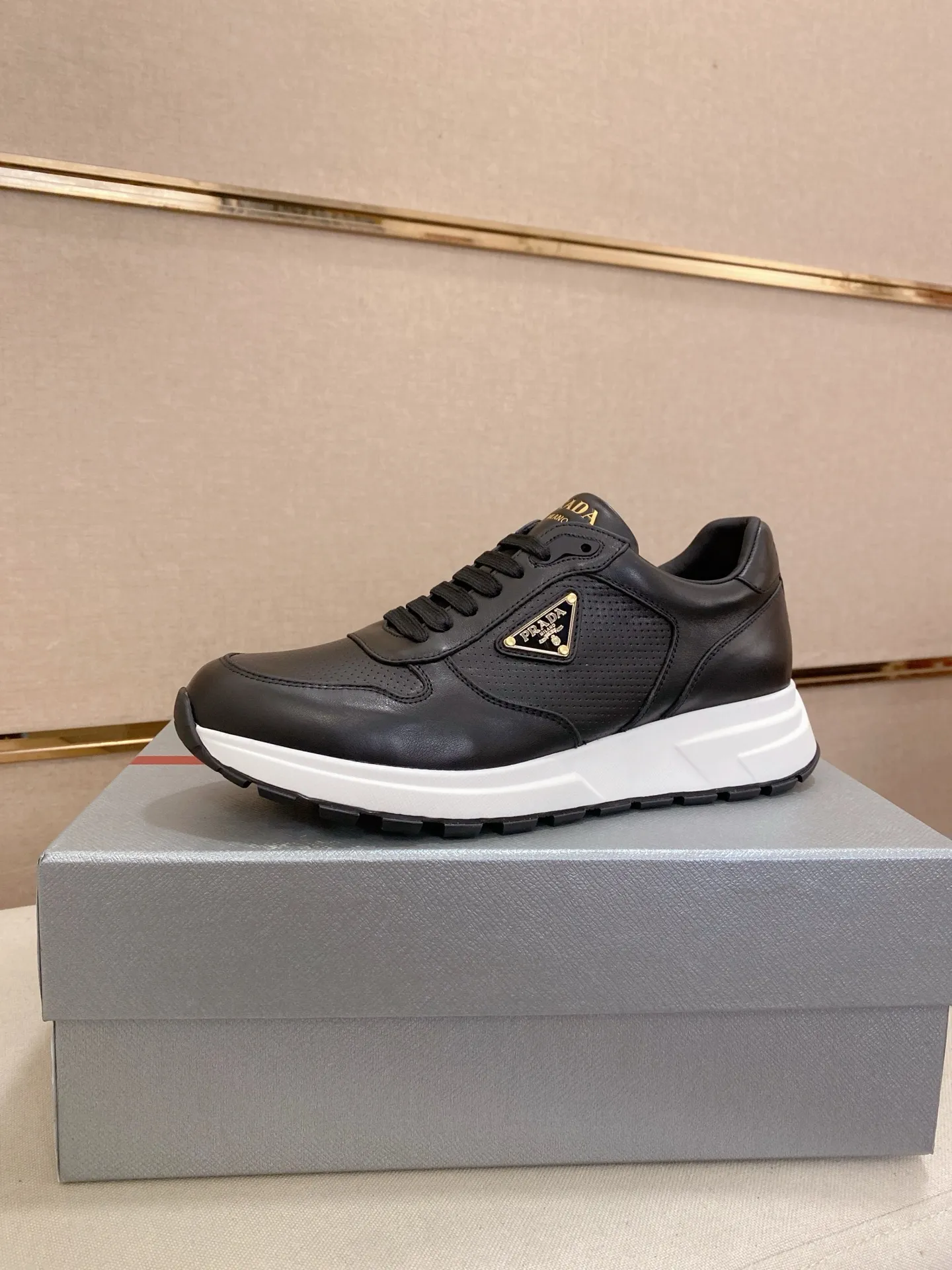 Men's shoes 💰 580💰 ✔️✔️✔️High-quality new PRADA counters are launched at the same time. The new men's shoes and 😘fabrics are selected from imported first-layer cowhide and are made by pure handcrafts. Lining: Full cowhide lining. 👍🏿 High-end ☄️ air-cushion molded anti-slip rubber outsole, exquisite lines, simple and elegant, comfortable and high-end for leisure travel. Code number: 38 to 44 (45 can be customized and cannot be returned or exchanged)